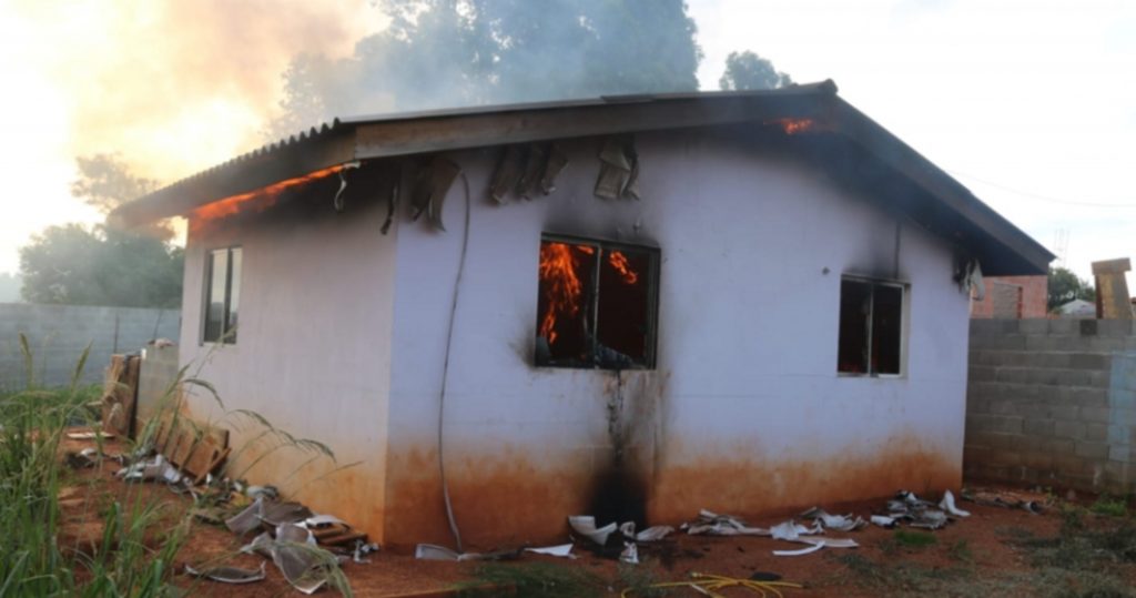 Incêndio criminoso destrói residência em Ponta Grossa Incêndio criminoso destrói residência em Ponta Grossa