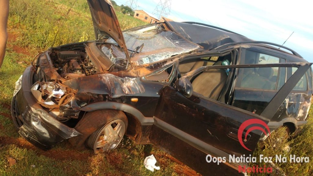 Após colisão, veículo Zafira bate contra poste e capota em Foz do Iguaçu