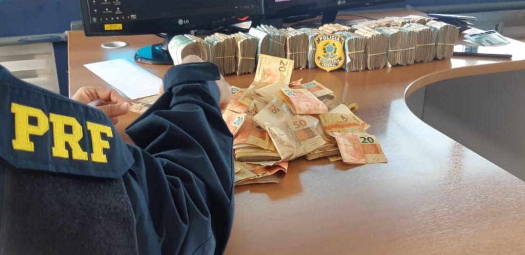 PRF apreende R$ 179 mil em dinheiro na Régis Bittencourt