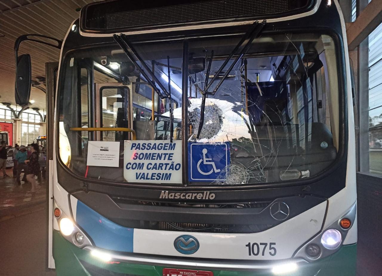 Homem é contido por populares após agredir motorista e danificar ônibus Imagem referente a Homem é contido por populares após agredir motorista e danificar ônibus