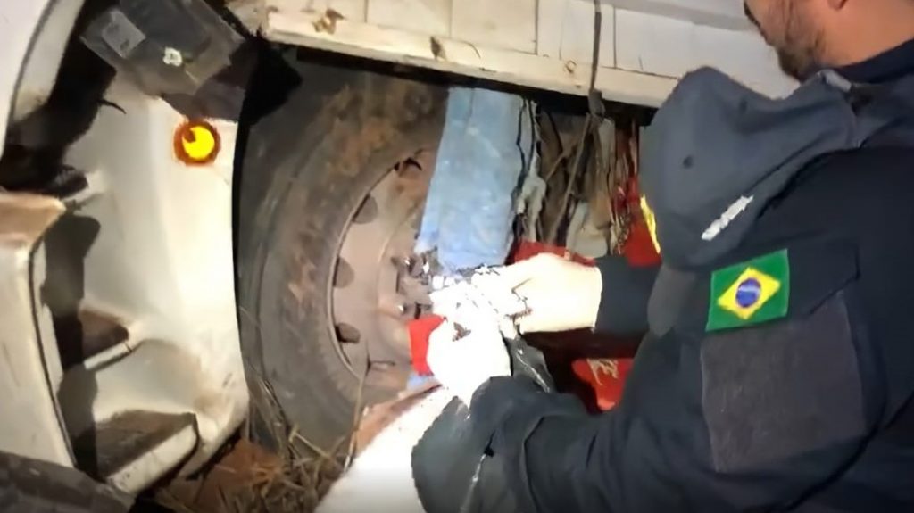Caminhoneiro se envolve em acidente grave e PRF encontra 137 unidades de anfetaminas na cabine do veículo