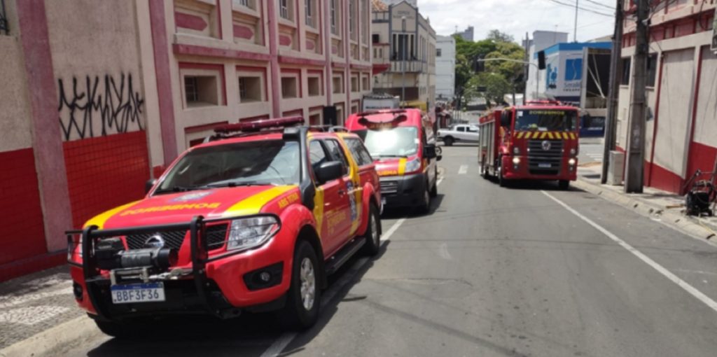 Homem sofre queda ao limpar telhado no centro de Ponta Grossa Homem sofre queda ao limpar telhado no centro de Ponta Grossa