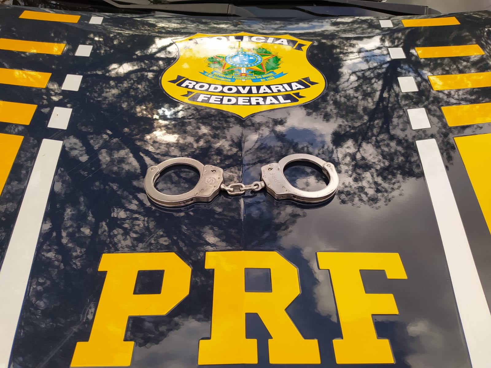 PRF prende homem por porte ilegal de arma de fogo Imagem referente a PRF prende homem por porte ilegal de arma de fogo