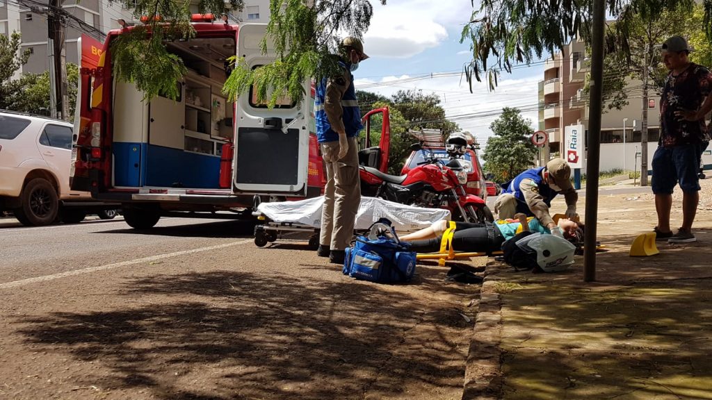 Mulher sofre queda de moto e é socorrida pelo Siate na Rua Salgado Filho