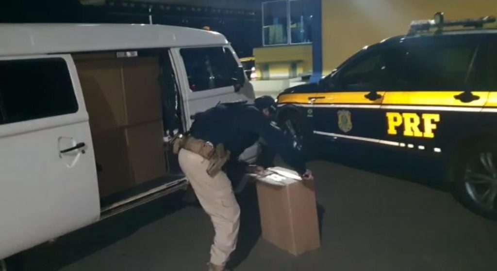 PRF apreende 60 mil maços de cigarros do Paraguai, em Uberlândia (MG)