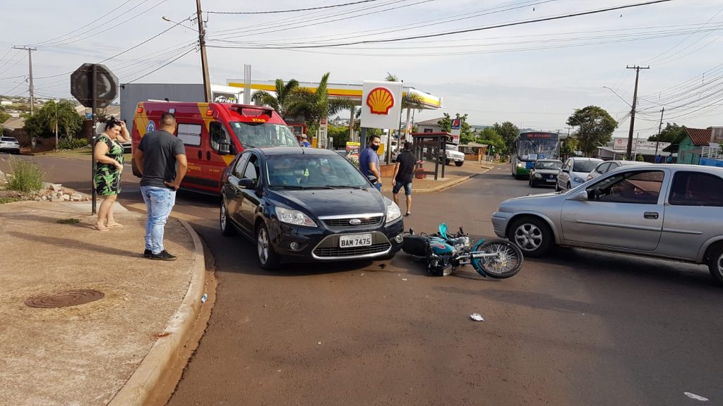 Motociclista fica ferido ao ser atingido por carro e ser arremessado contra outro no Bairro Periolo Motociclista fica ferido ao ser atingido por carro e ser arremessado contra outro no Bairro Periolo