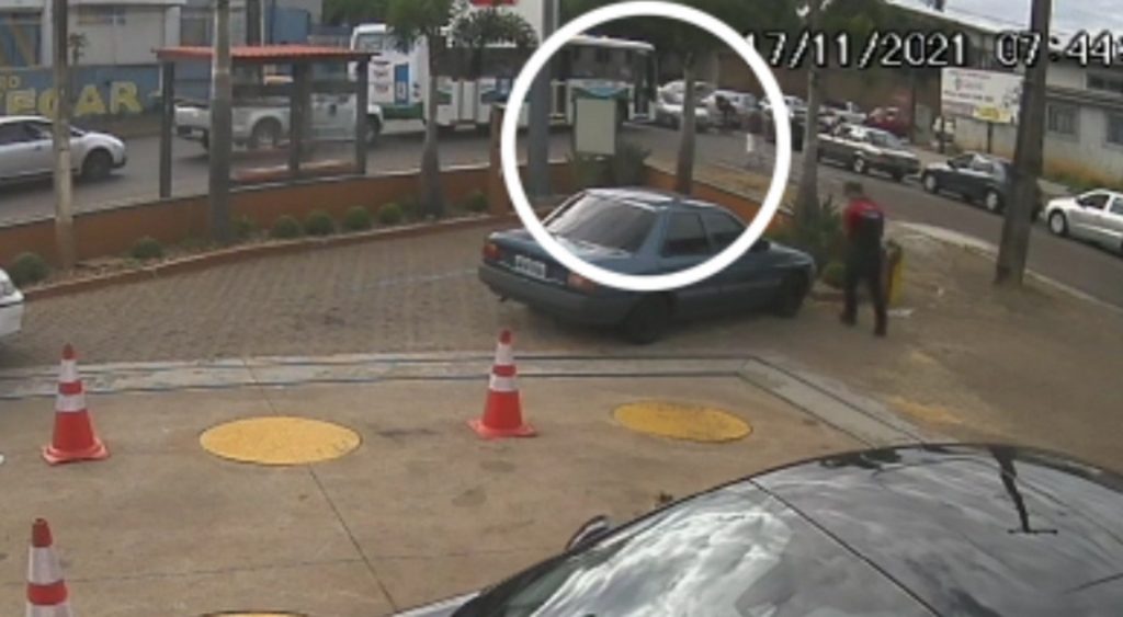 Câmera de segurança flagra acidente envolvendo moto e dois carros no Bairro Periolo Câmera de segurança flagra acidente envolvendo moto e dois carros no Bairro Periolo