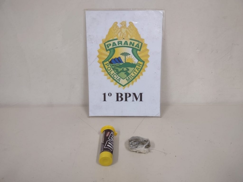 Adolescente ameaça a mãe e é apreendida com drogas Adolescente ameaça a mãe e é apreendida com drogas