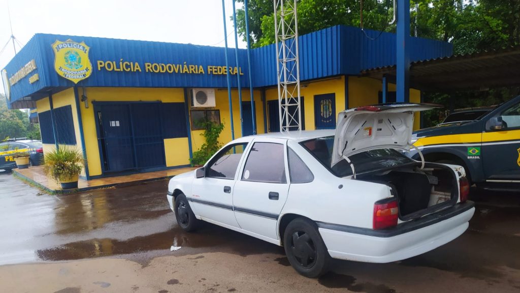 PRF recupera carro e prende homem em Sarandi