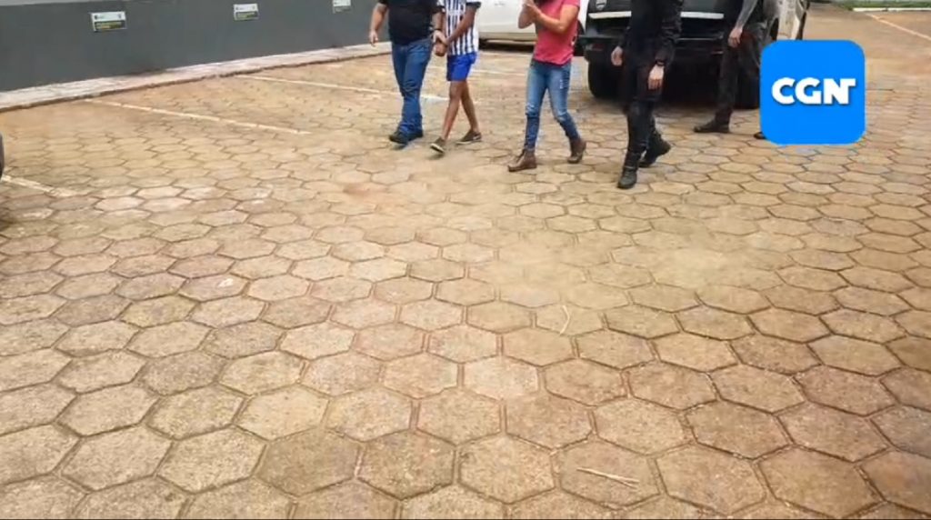 DH chega a Cascavel com mãe e filho acusados de homicídio no Riviera