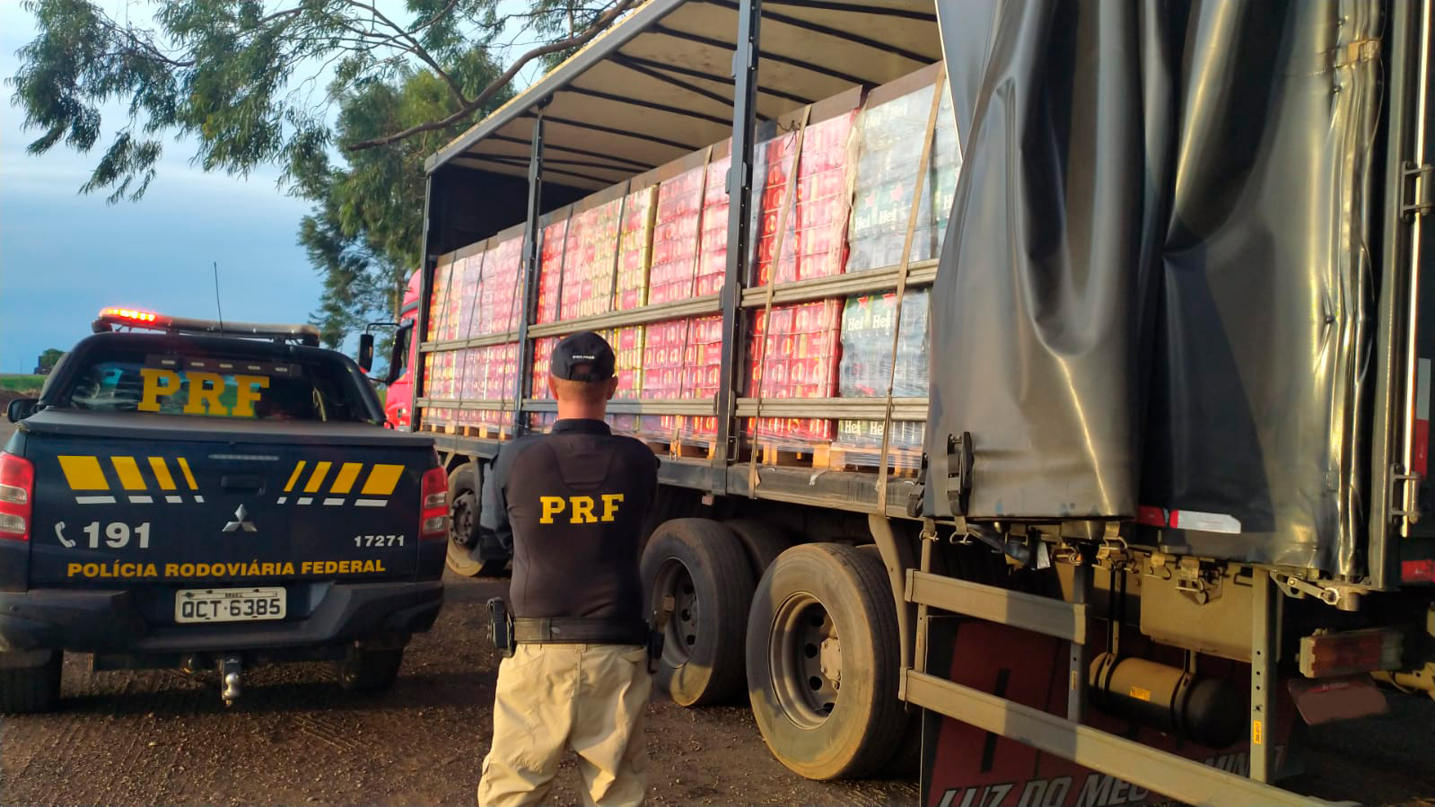PRF, em Alto Garças/MT, apreendeu mais de 24 mil litros de cerveja transportada sem a devida Nota Fiscal. Imagem referente a PRF, em Alto Garças/MT, apreendeu mais de 24 mil litros de cerveja transportada sem a devida Nota Fiscal.