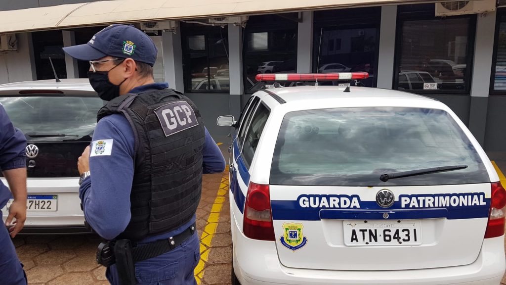 Homem é detido ao forçar entrada em colégio e ferir servidor da Guarda