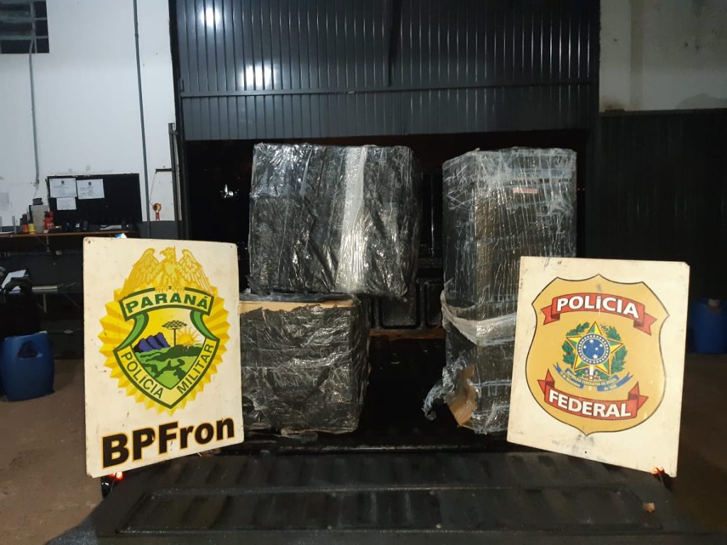PF apreende embarcação com contrabando em Foz do Iguaçu/PR