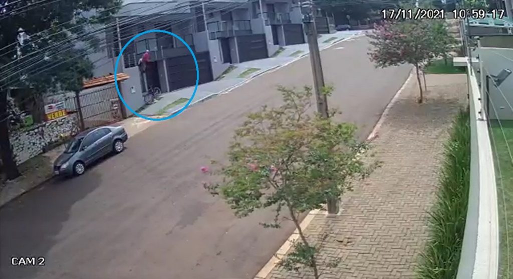 Homem aranha? Vídeo flagra homem escalando sobrado para furtar