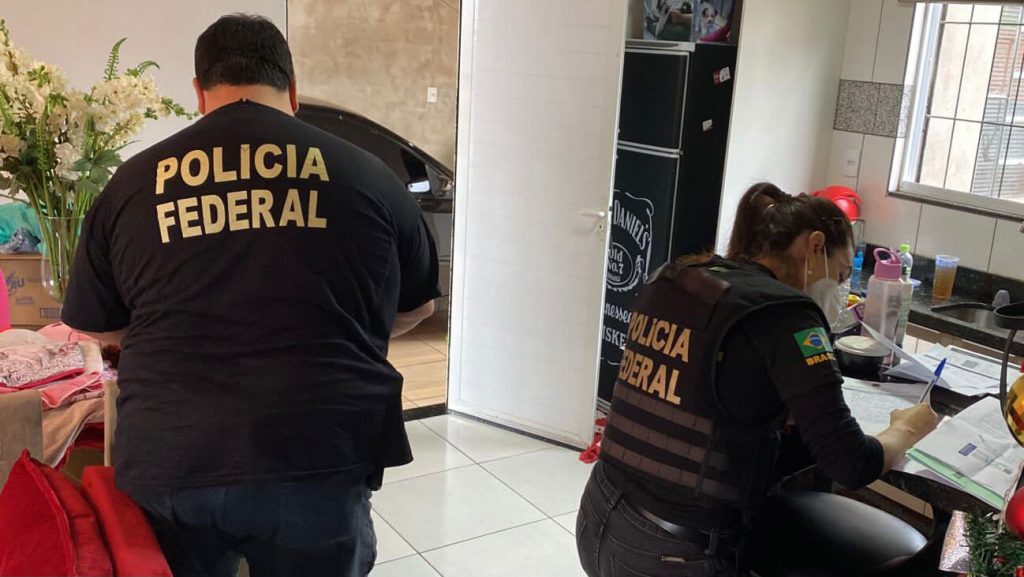 Polícia Federal cumpre mandados nos três estados da Região Sul para desarticular organização especializada no contrabando de cigarros