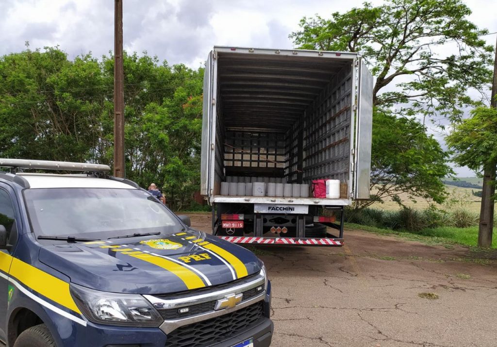 PRF apreende quase quatro mil litros de agrotóxicos em Campo Mourão (PR)