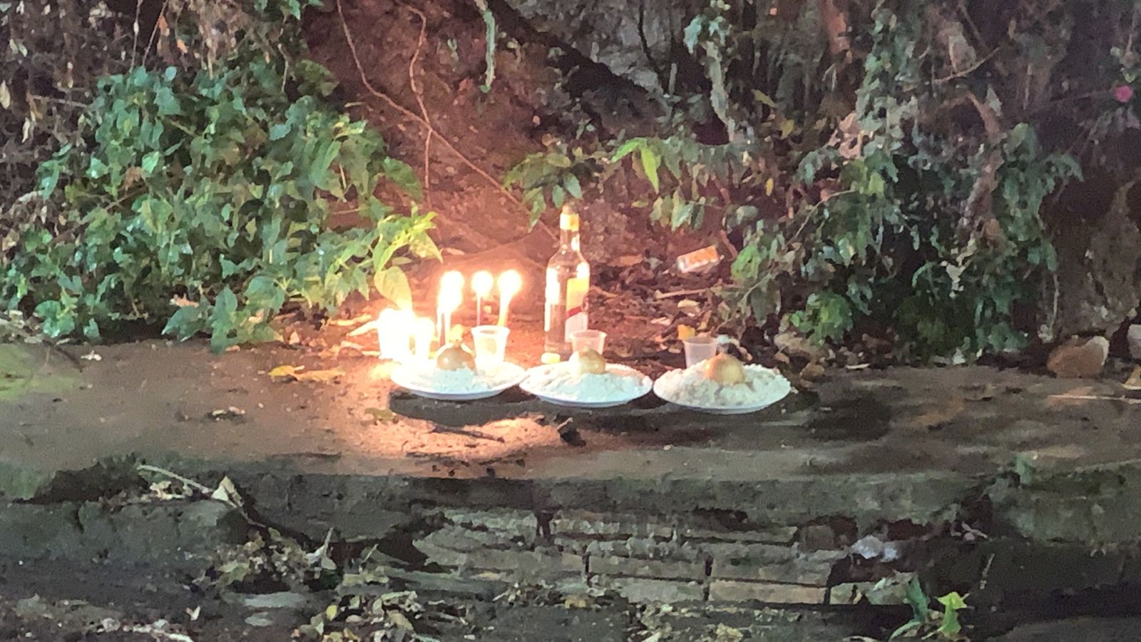 Jantar à luz de velas pra comemorar? Não, Thiaguinho! Entenda mais sobre a oferenda encontrada em Cascavel