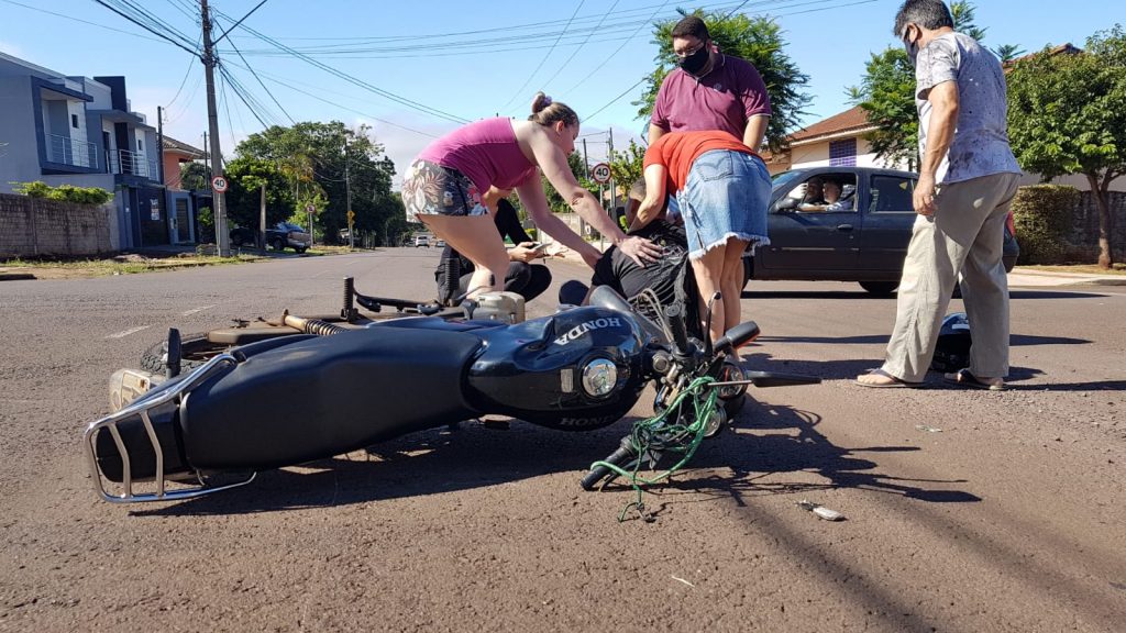 Colisão entre carro e moto deixa rapaz ferido no Bairro Coqueiral Colisão entre carro e moto deixa rapaz ferido no Bairro Coqueiral