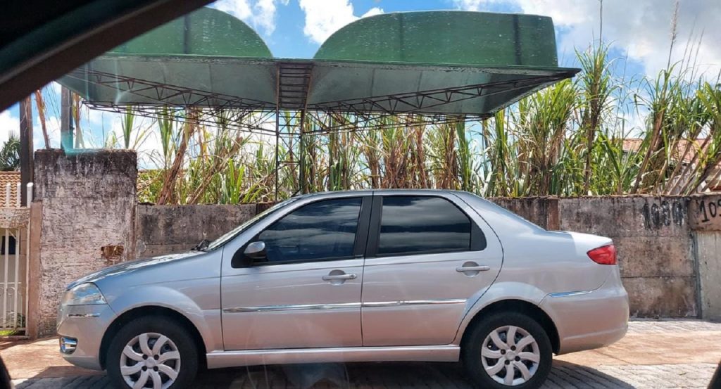 Internauta flagra carro ‘esperando o ônibus’ e dispara: deve ser o preço da gasolina!
