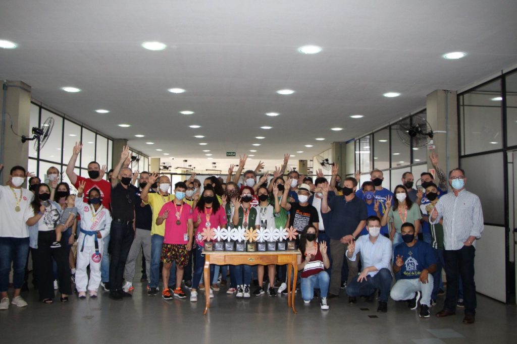 Paranhos entrega troféus para atletas de artes marciais