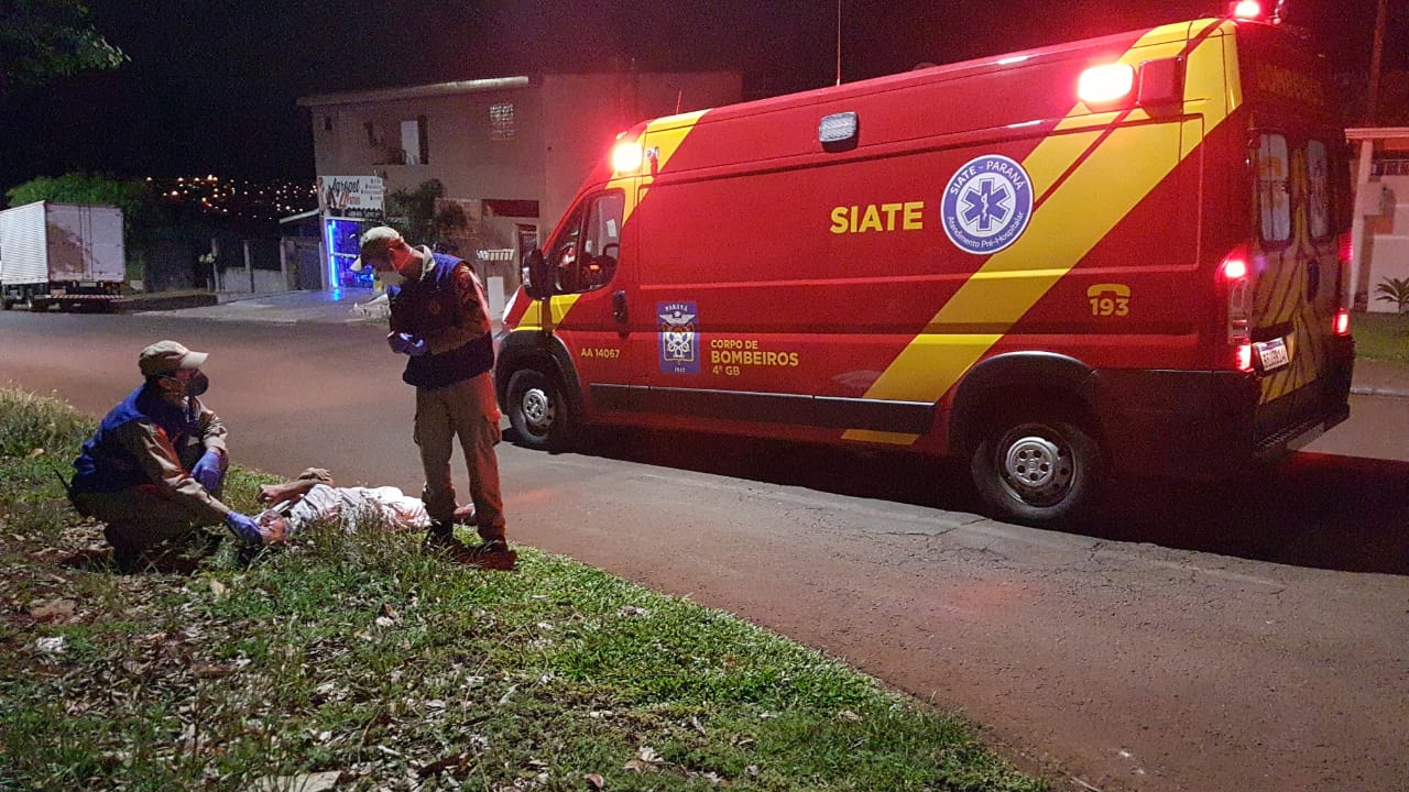 Siate presta atendimento à homem que foi encontrado caído na Rua Altemar Dutra na Região Norte Imagem referente a Siate presta atendimento à homem que foi encontrado caído na Rua Altemar Dutra na Região Norte