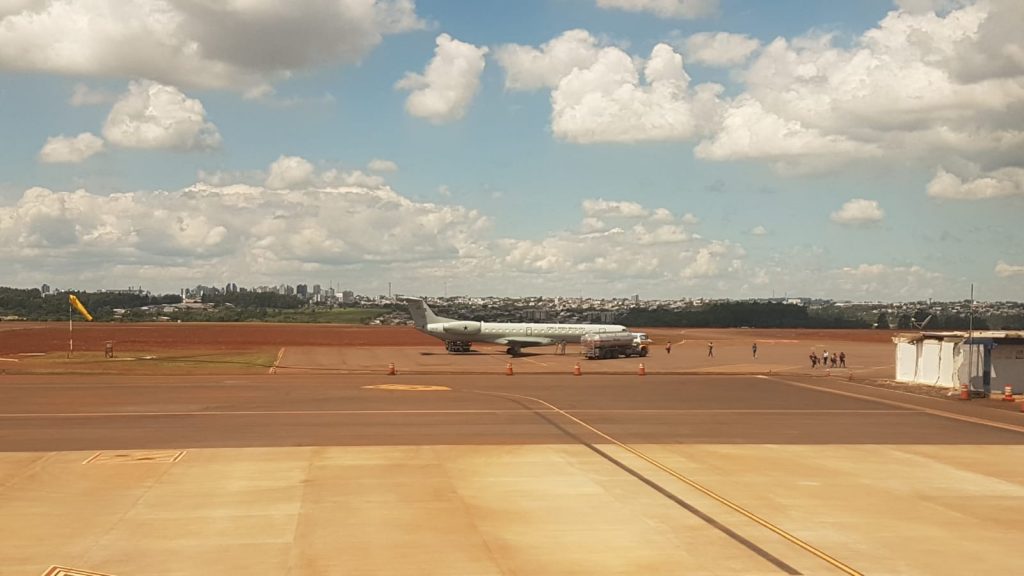 Avião trazendo refugiados venezuelanos pousa em Cascavel