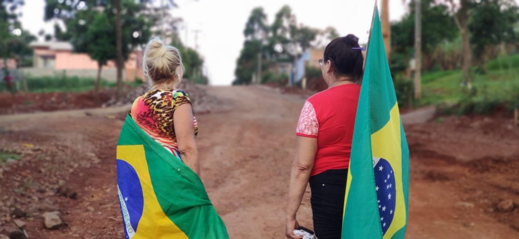 Manifestação contra obras paradas é realizada por moradores do Bairro Lago Azul