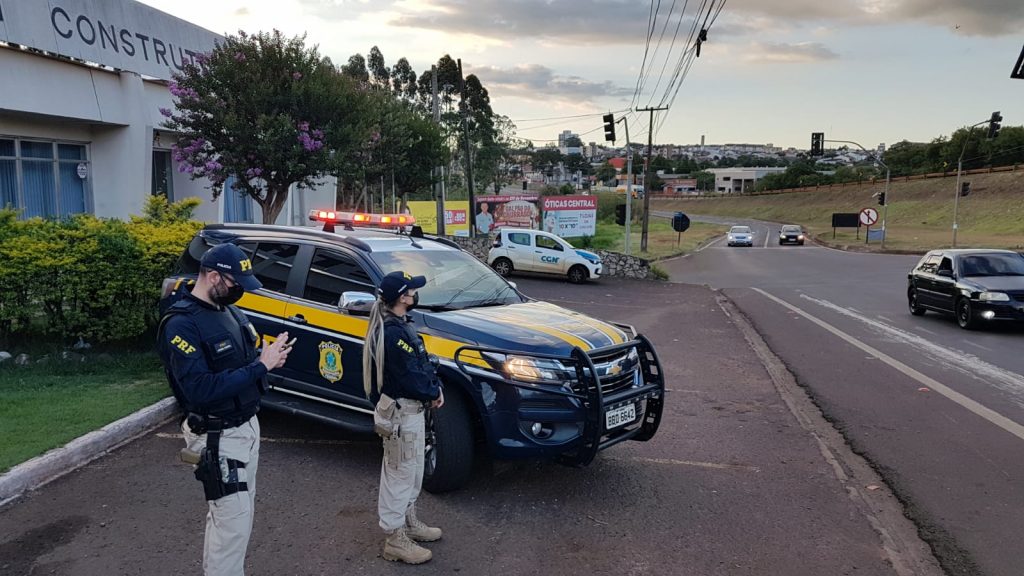 PRF realiza fiscalização às margens da BR-277, durante Operação Pré-Verão 2021
