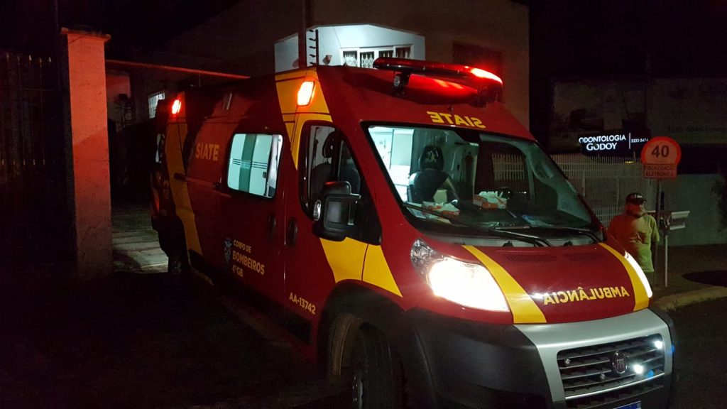 Idoso sofre corte na cabeça após sofrer queda, no Centro
