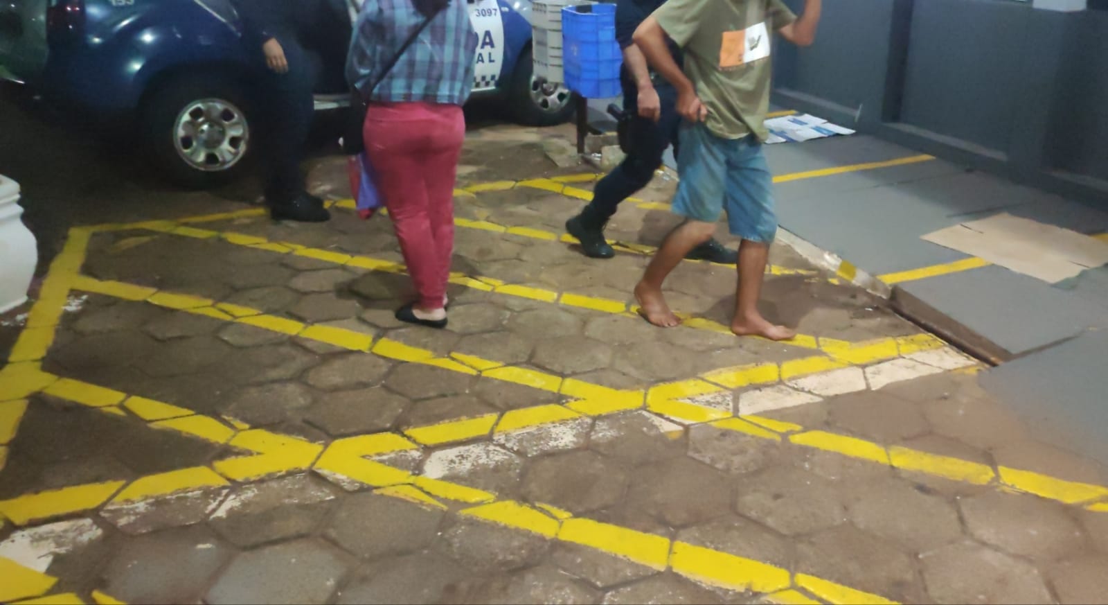 Homem é preso pela GM por descumprimento de medida protetiva contra a mãe no Bairro Cataratas Imagem referente a Homem é preso pela GM por descumprimento de medida protetiva contra a mãe no Bairro Cataratas