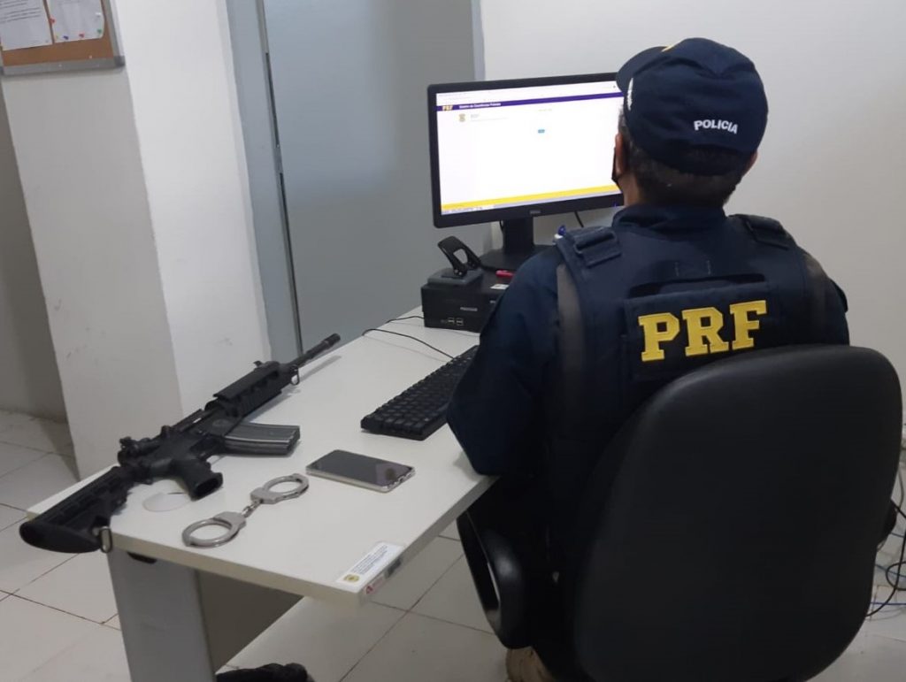 BR-101: PRF detém dois homens com mandado de prisão em aberto