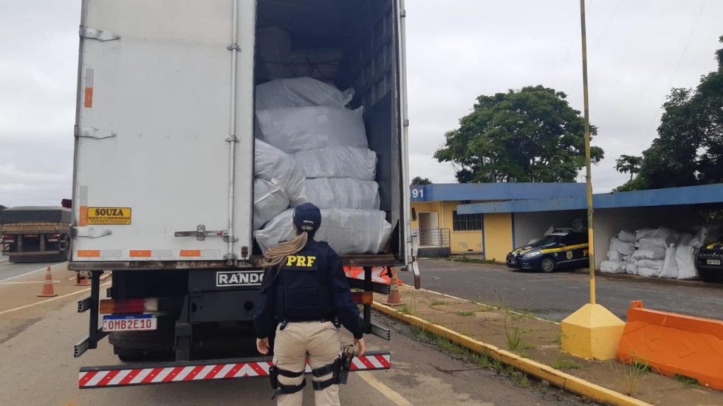 PRF apreende mais de 3 mil calçados falsificados, em Araxá (MG)