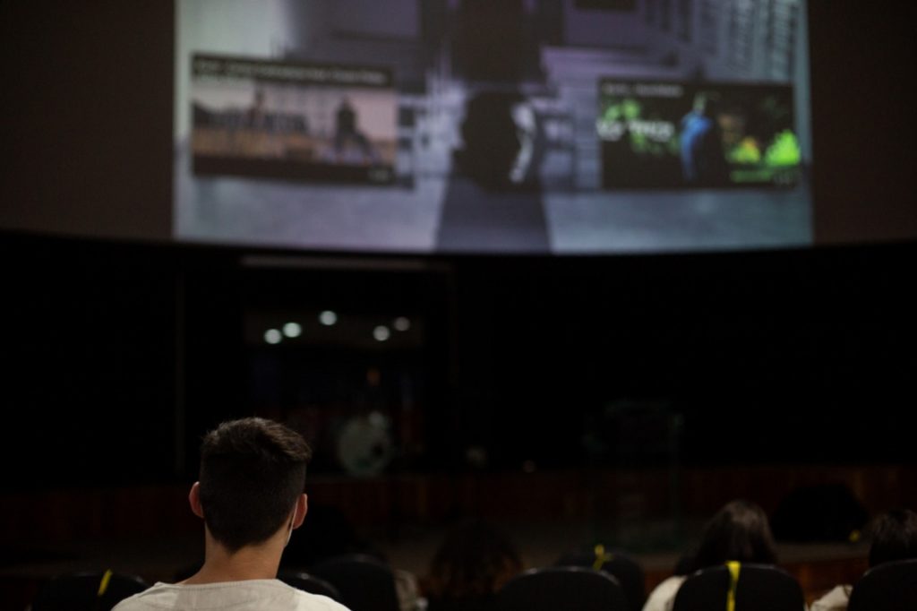 Huop: pacientes da ala de desintoxicação participam de cinema em atividade externa Huop: pacientes da ala de desintoxicação participam de cinema em atividade externa