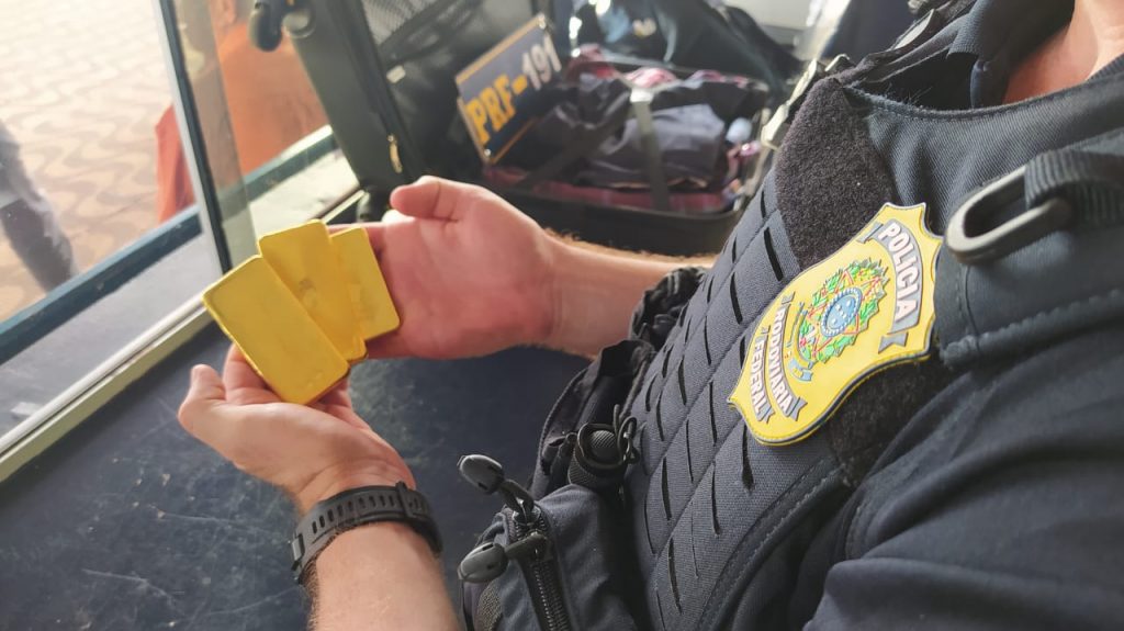 PRF, em Rondonópolis/MT, apreendeu quase 2 quilos de ouro sendo transportado ilegalmente por passageiro de ônibus interestadual