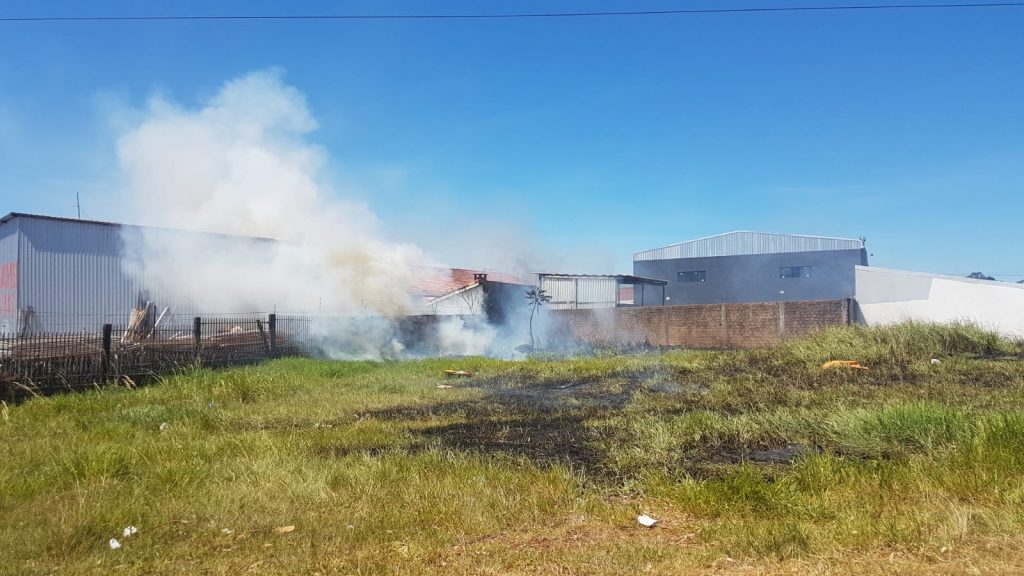 Incêndio em vegetação se alastra com agilidade e põem em risco moradias às margens da BR-277 Incêndio em vegetação se alastra com agilidade e põem em risco moradias às margens da BR-277