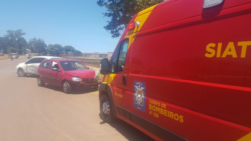 Acidente de trânsito é registrado entre automóveis no Bairro Brasmadeira, em Cascavel Acidente de trânsito é registrado entre automóveis no Bairro Brasmadeira, em Cascavel