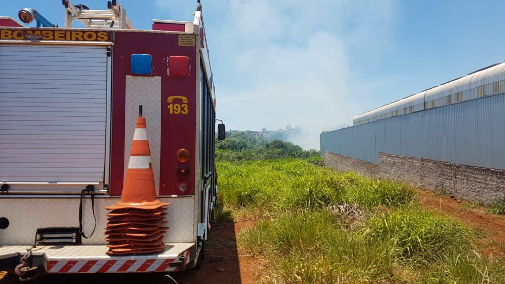 Incêndio ambiental mobiliza equipe do Corpo de Bombeiros na marginal da BR-277, em Cascavel Incêndio ambiental mobiliza equipe do Corpo de Bombeiros na marginal da BR-277, em Cascavel