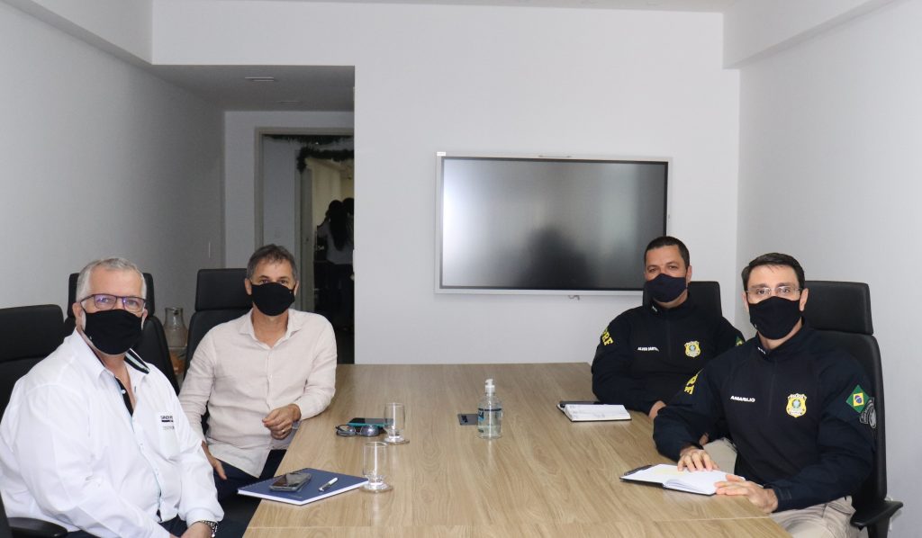 Superintendente da PRF recebe visita do Presidente do Sindirochas-ES
