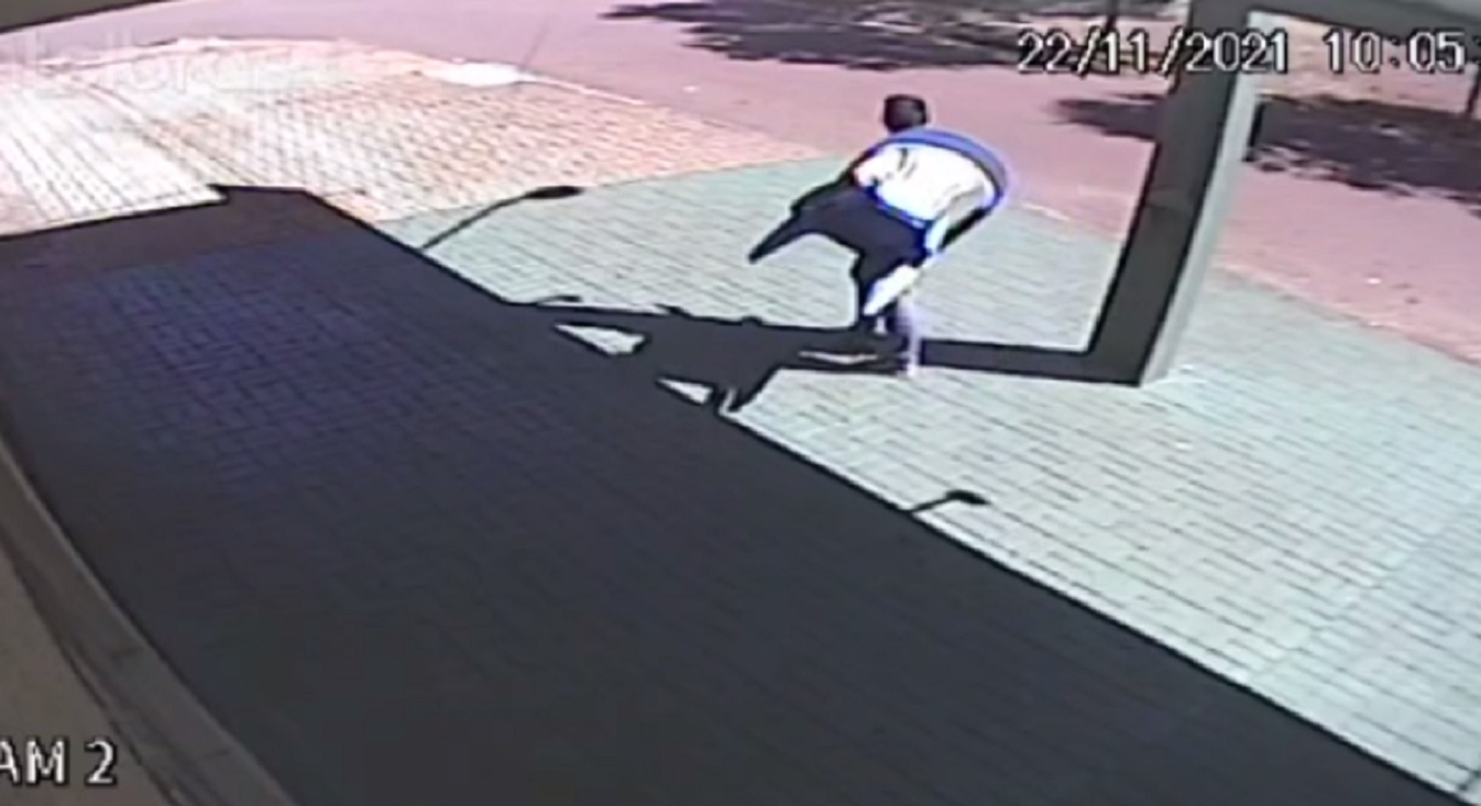 Câmeras de segurança registram furto de cadeira no Bairro Esmeralda