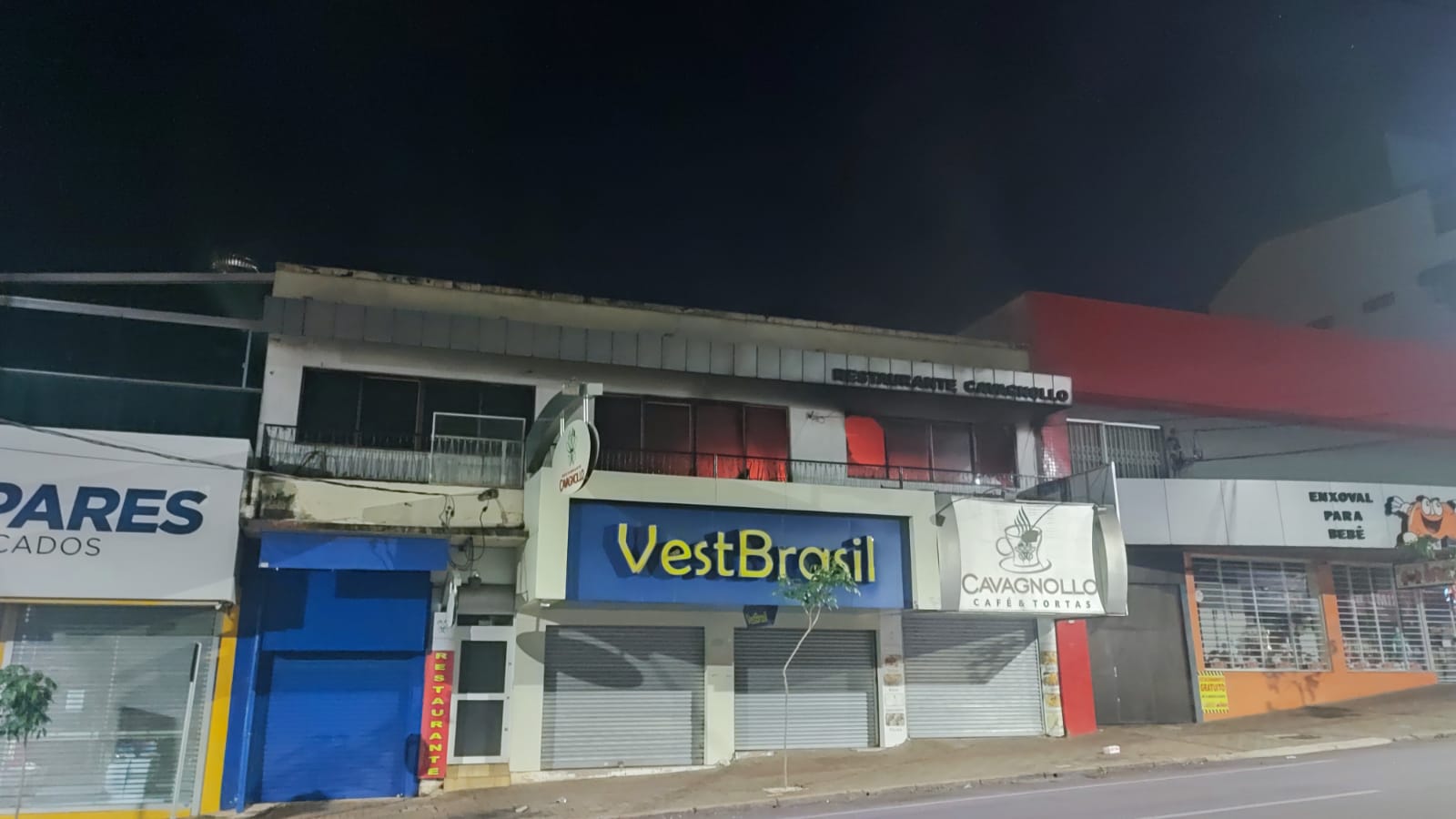 Restaurante é destruído por incêndio no Centro; Bombeiros agiram rápido