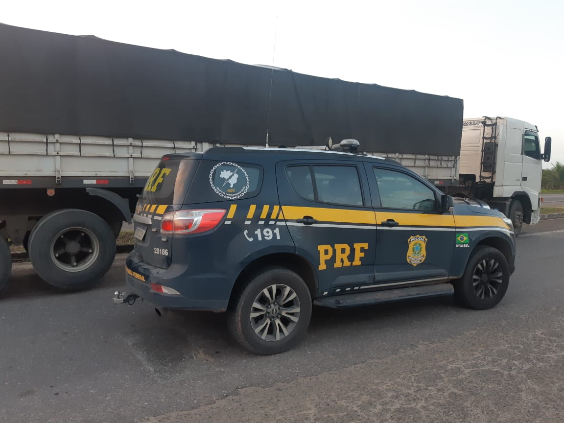 PRF recupera 15 conjuntos de pneus de caminhão, apreende arma de fogo e prende dois homens na BR 101 em Alagoinhas (BA) Imagem referente a PRF recupera 15 conjuntos de pneus de caminhão, apreende arma de fogo e prende dois homens na BR 101 em Alagoinhas (BA)