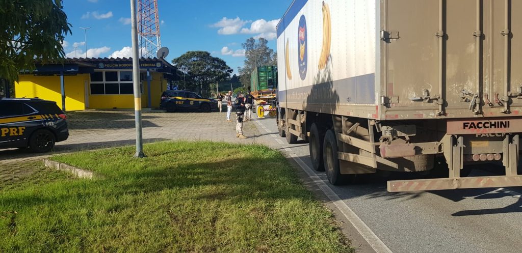 PRF intensifica a fiscalização dos sistemas de freio e a lei de descanso em Oliveira (MG)