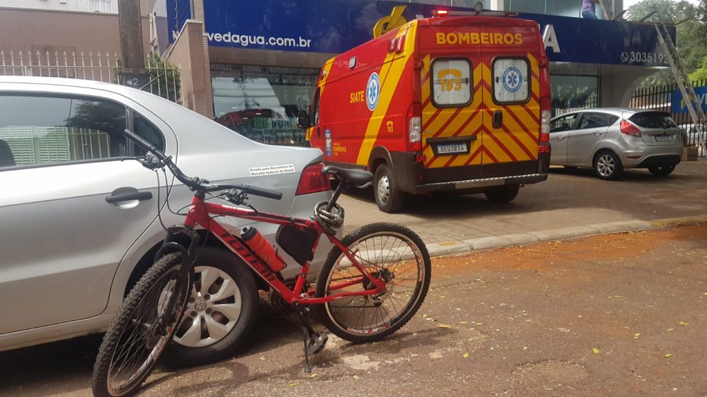 Motorista abre porta de carro e atinge ciclista no Centro de Cascavel