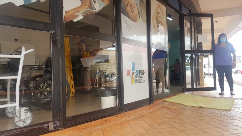 Motociclista que ficou ferido na Rua Bororós é levado à UPA Tancredo