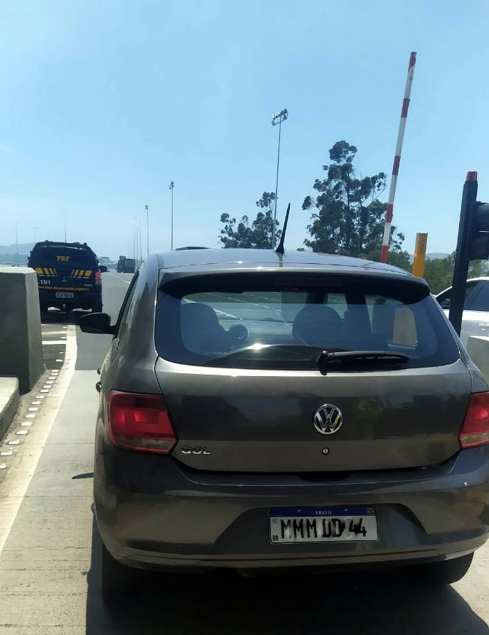 Carro roubado no Rio Grande do Sul é recuperado pela PRF na BR 101 em Araranguá Imagem referente a Carro roubado no Rio Grande do Sul é recuperado pela PRF na BR 101 em Araranguá