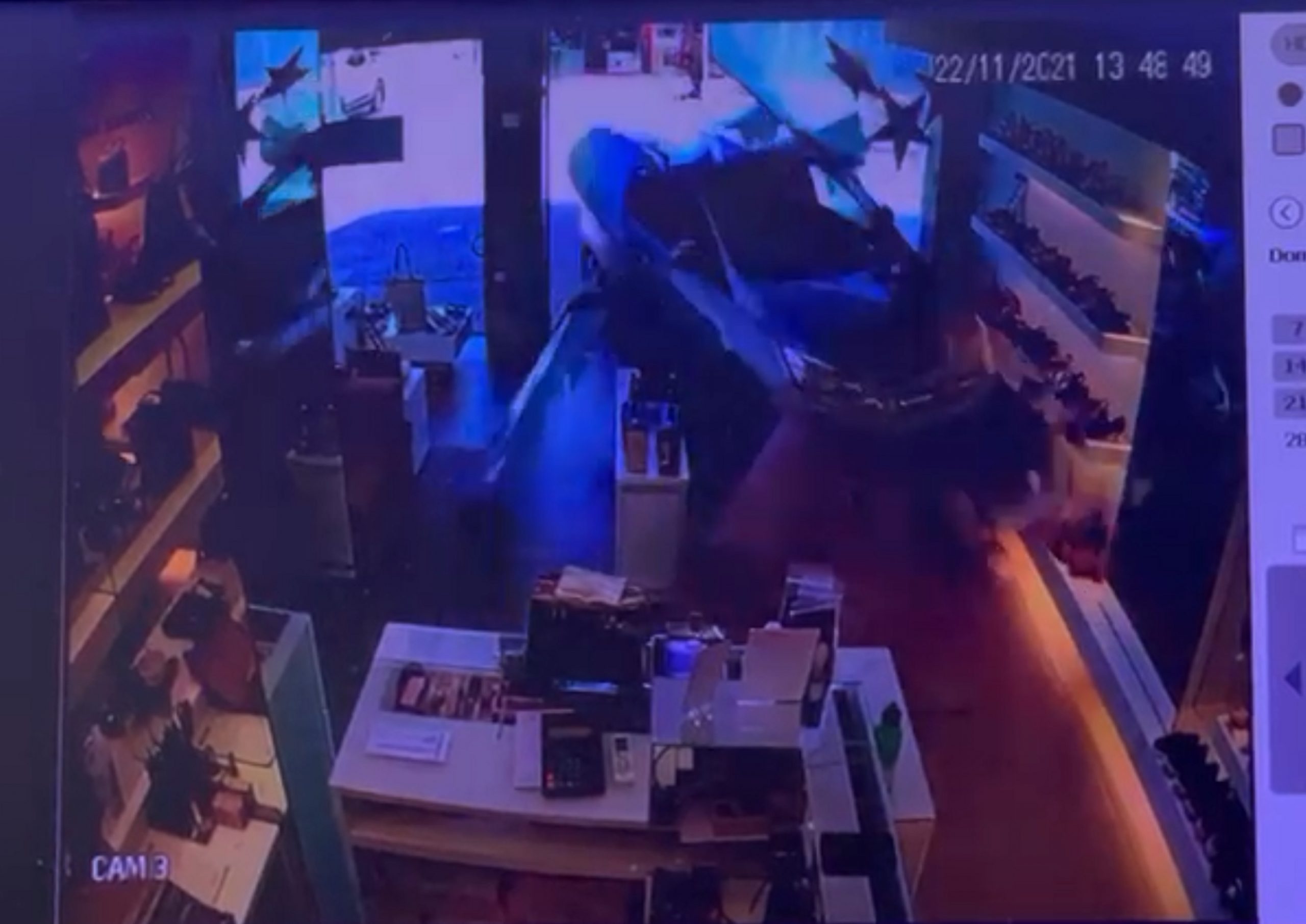 Impressionante: vídeo mostra carro invadindo empresa no Centro