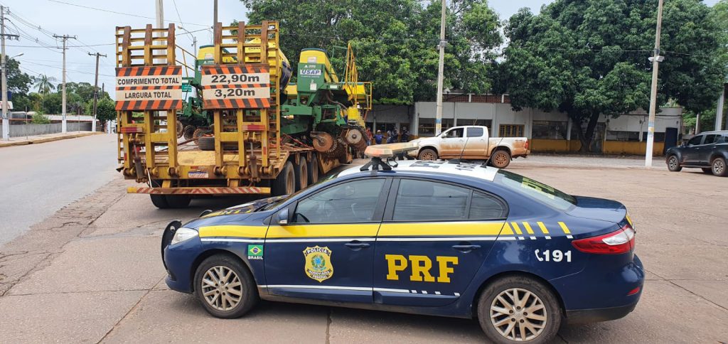 PRF apreende carreta que transportava máquina agrícola com partes excedendo a carroceria do semirreboque, em Pontal do Araguaia/MT.