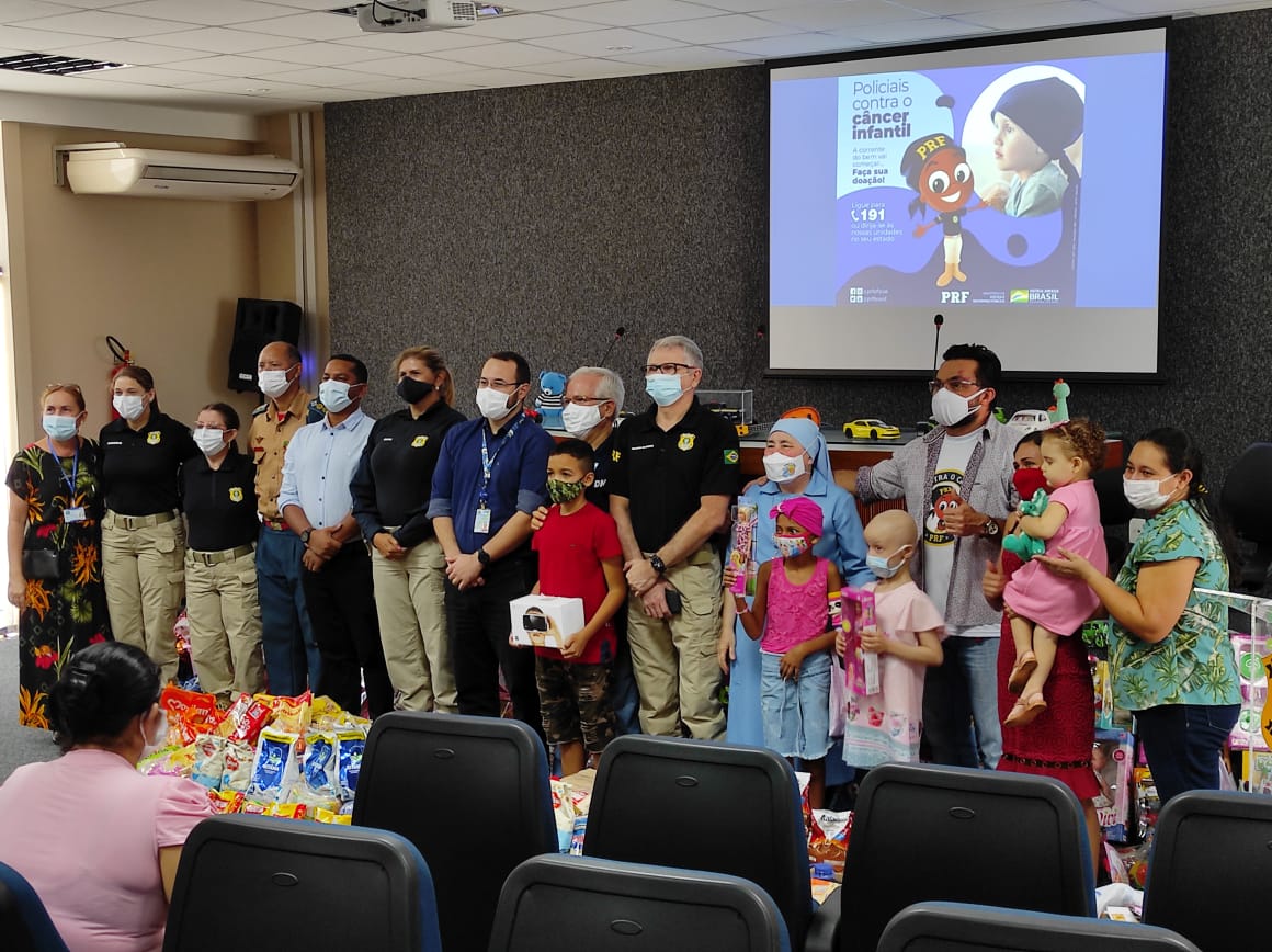 PRF entrega mais de 1.300 itens para apoiar crianças com câncer no Ceará Imagem referente a PRF entrega mais de 1.300 itens para apoiar crianças com câncer no Ceará