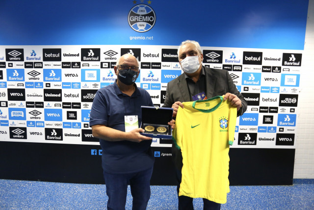 Grêmio recebe medalha comemorativa da CBF antes da partida contra o Flamengo