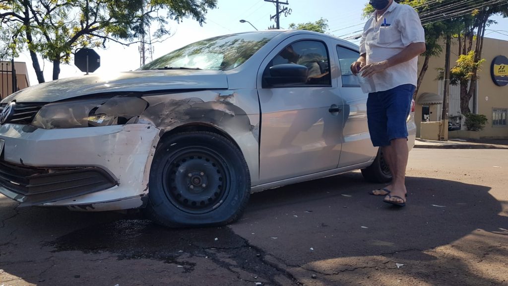 Mulher fica ferida em acidente entre carros na Rua do Comércio, em Cascavel